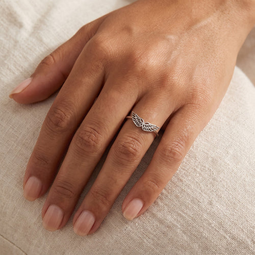 Anillo Alas de ángel plateado puesto
