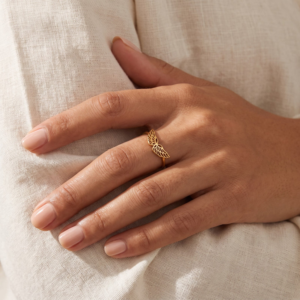 Anillo Alas de ángel dorado puesto