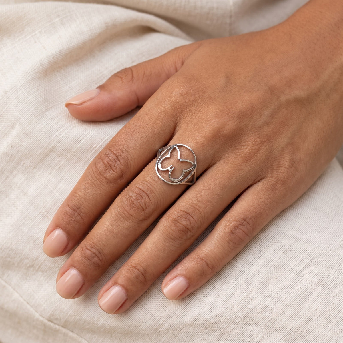 Anillo Alas de mariposa plateado puesto