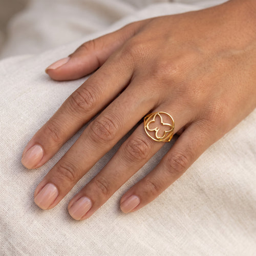 Anillo Alas de mariposa dorado puesto