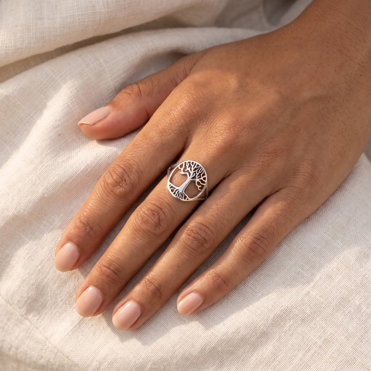 Anillo Árbol con raíces plateado puesto