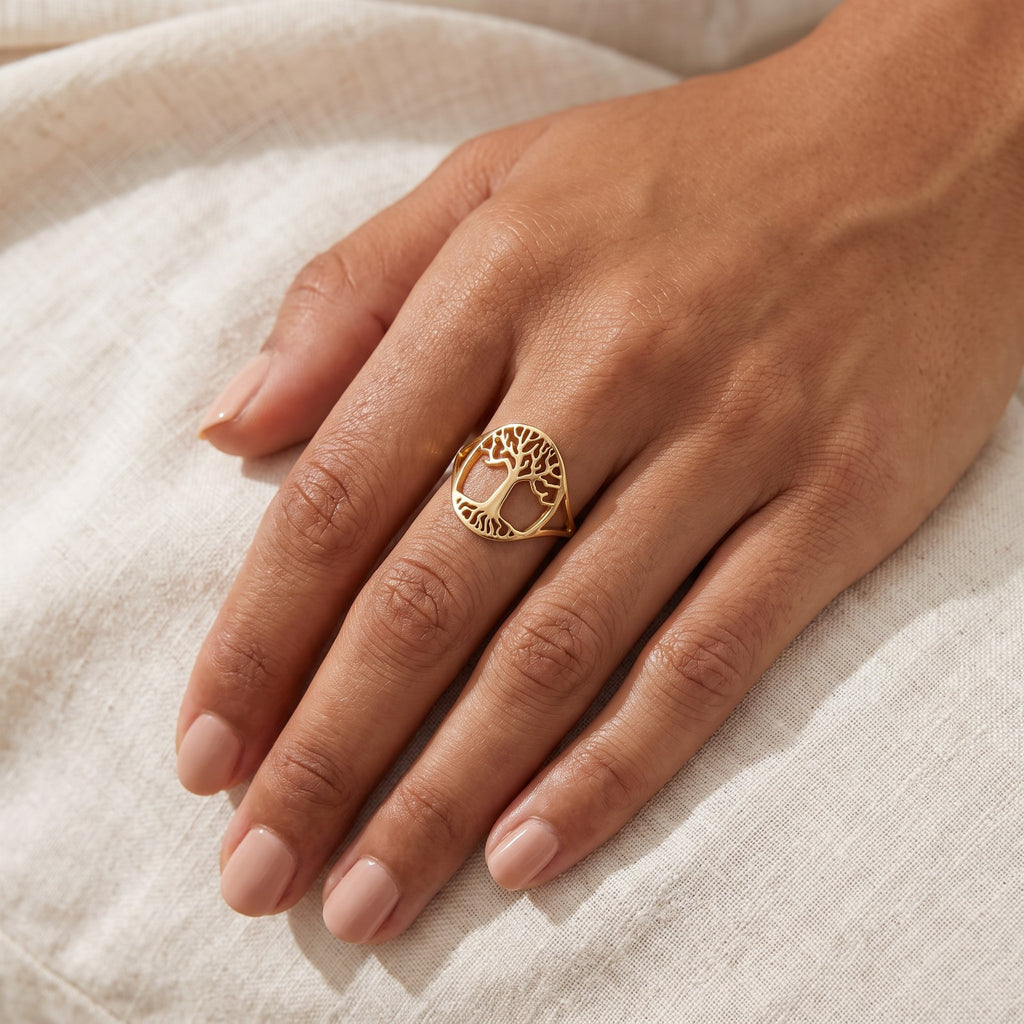 Anillo Árbol con raíces dorado puesto
