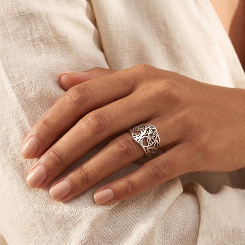 Anillo Árbol de la vida ancho plateado puesto