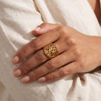 Anillo Árbol de la vida ancho dorado puesto