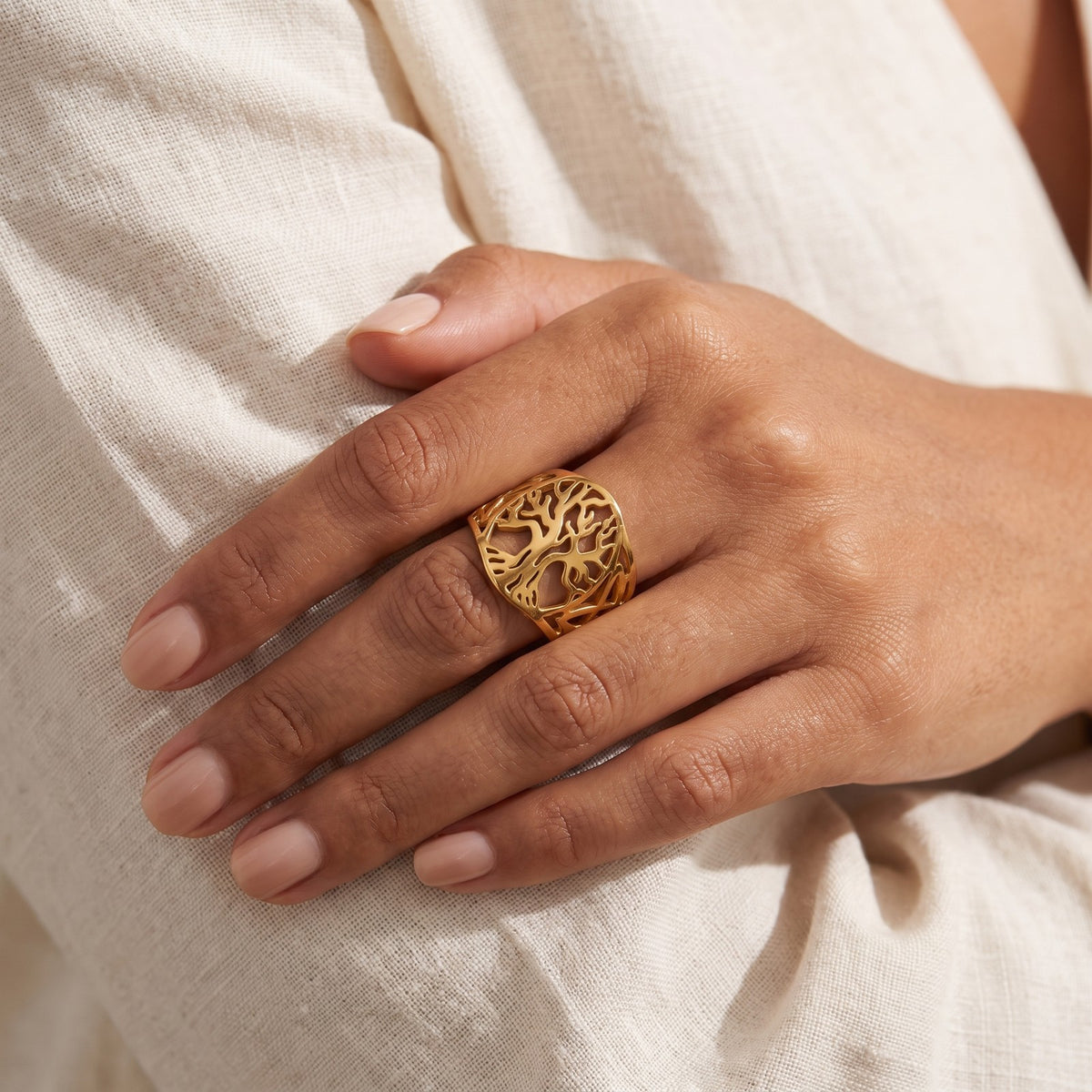 Anillo Árbol de la vida ancho dorado puesto