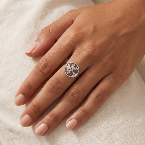 Anillo Árbol de la vida en medalla plateado puesto