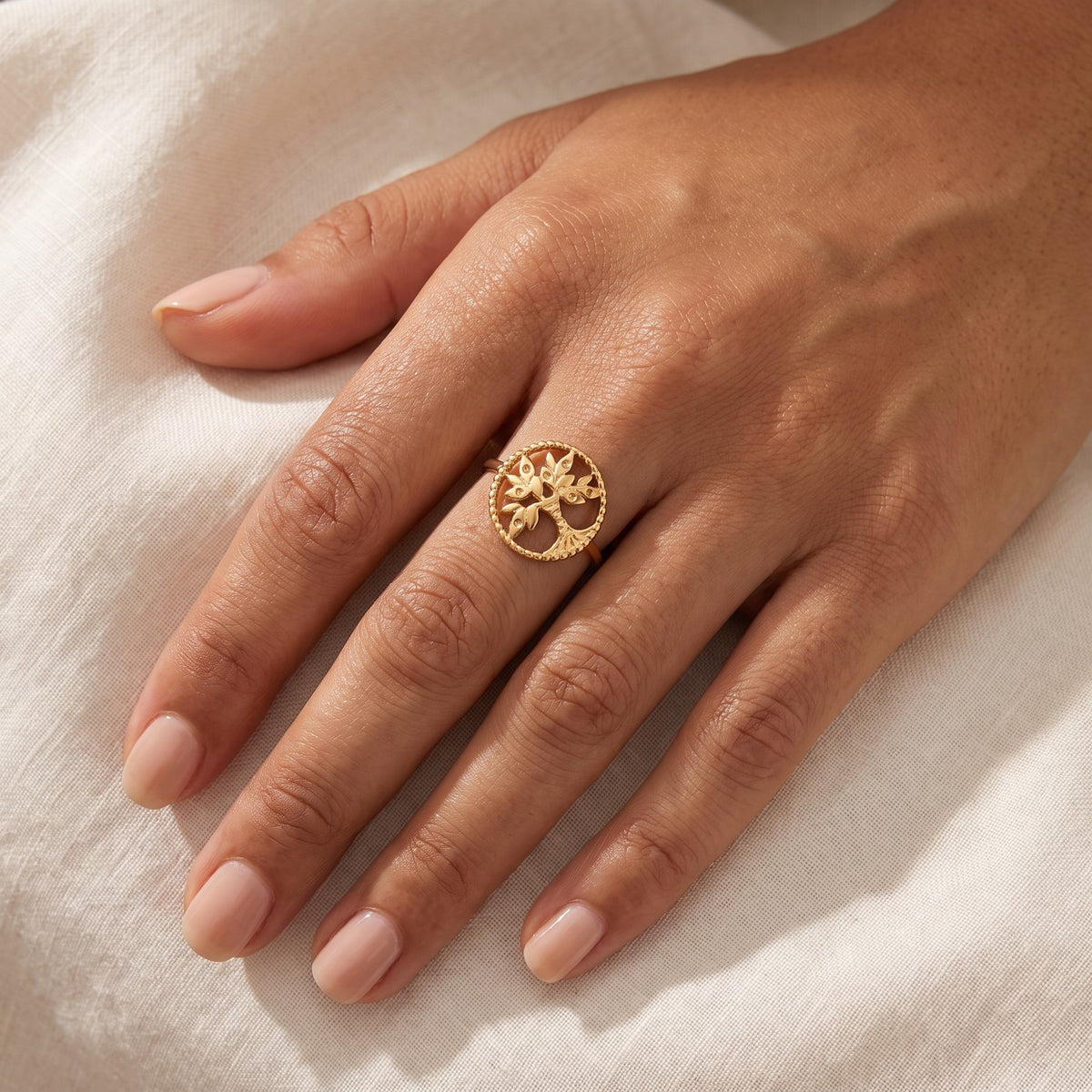 Anillo Árbol de la vida en medalla dorado puesto