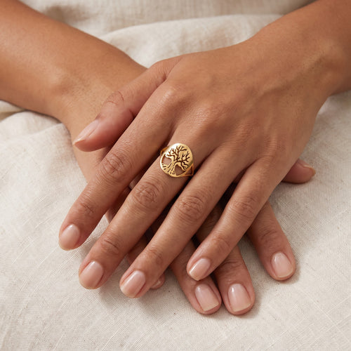 Anillo Árbol de la vida en óvalo dorado puesto