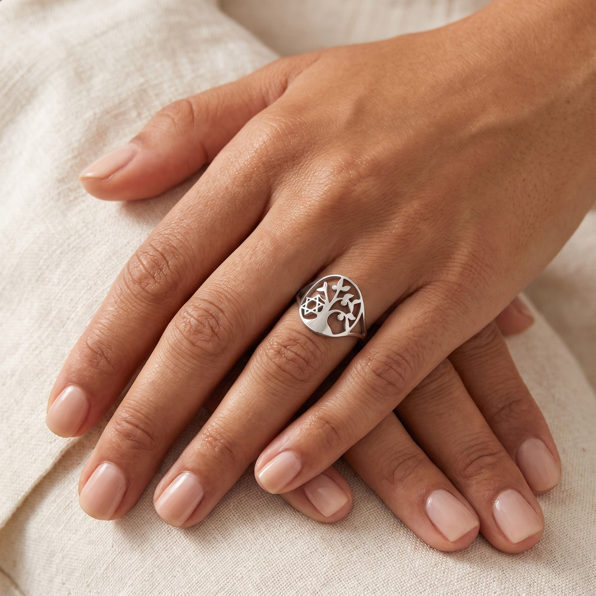 Anillo Árbol de la vida moderno plateado puesto
