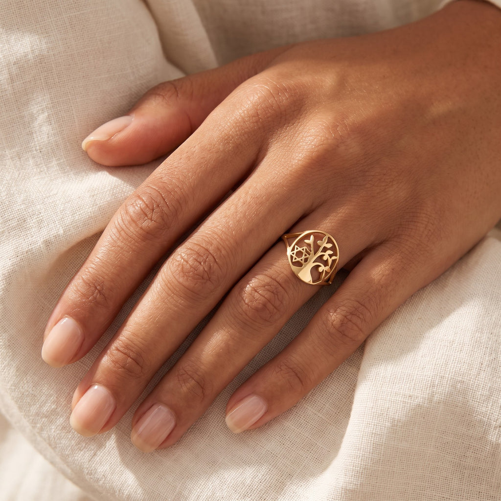 Anillo Árbol de la vida moderno dorado puesto