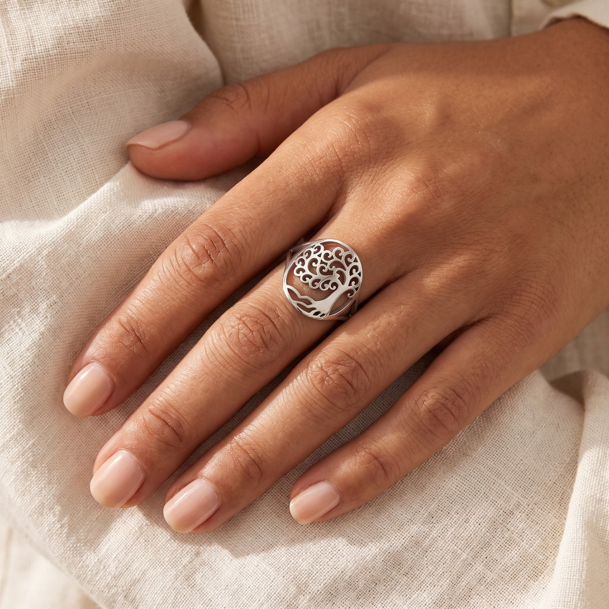 Anillo Árbol de remolinos plateado puesto