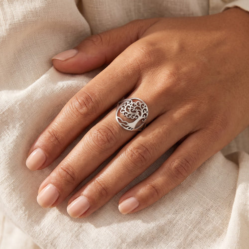 Anillo Árbol de remolinos plateado puesto