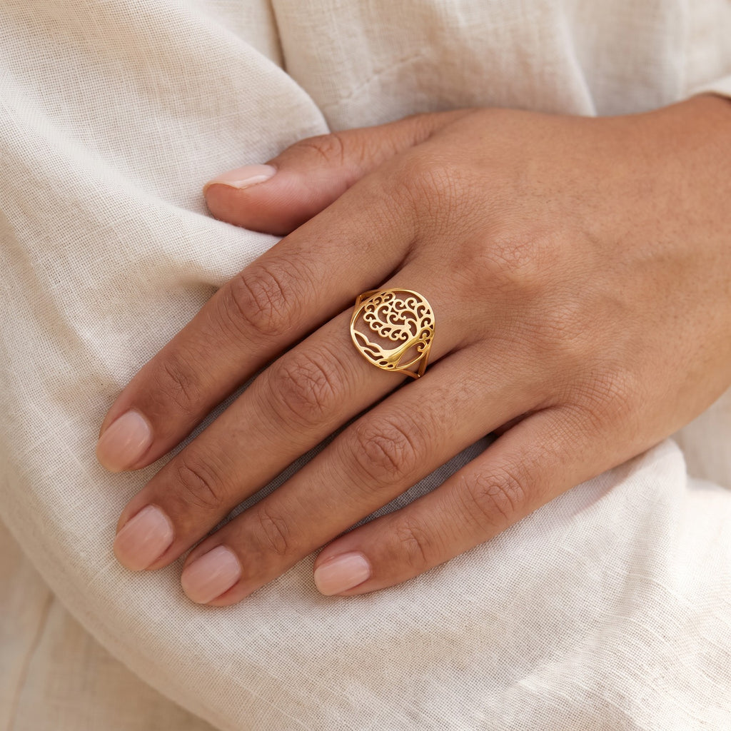 Anillo Árbol de remolinos dorado puesto