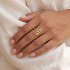 Anillo Árbol de remolinos dorado puesto
