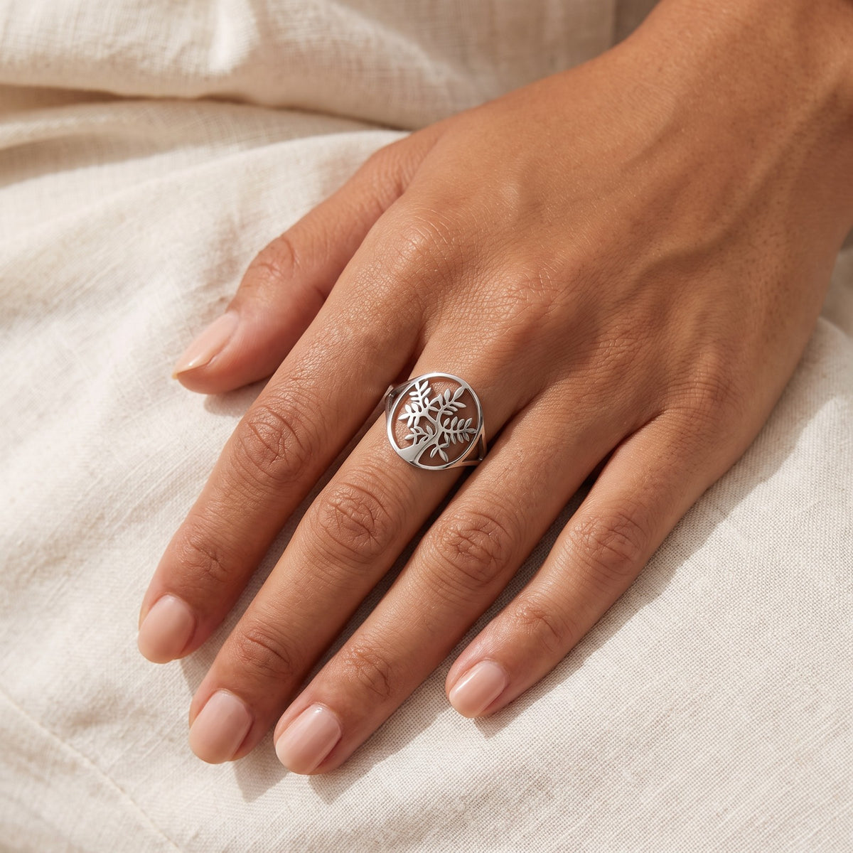 Anillo Árbol frondoso plateado puesto