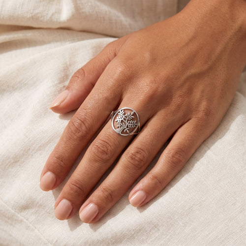 Anillo Árbol frondoso plateado puesto