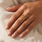 Anillo Árbol frondoso dorado puesto