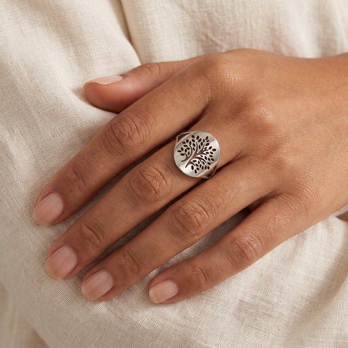 Anillo Arbolito plateado puesto