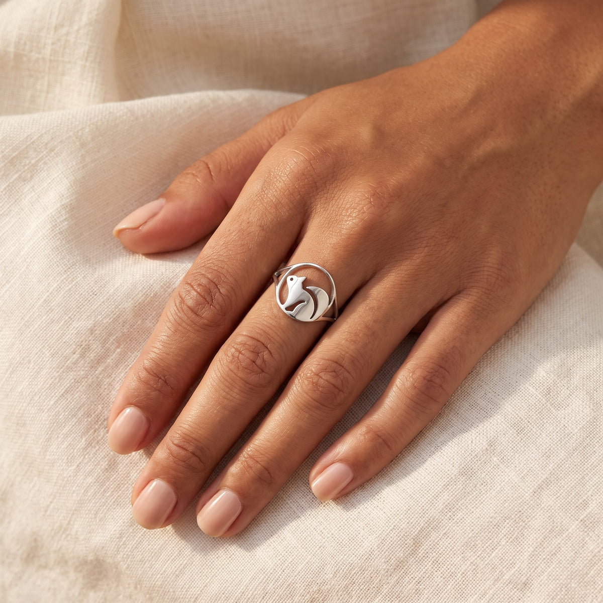Anillo Ardilla plateado puesto