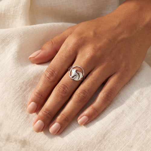 Anillo Ardilla plateado puesto