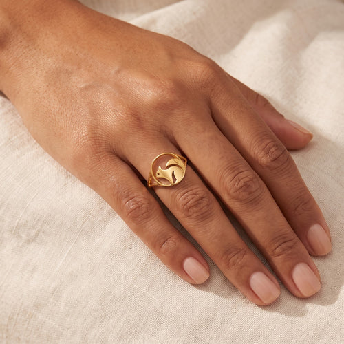 Anillo Ardilla dorado puesto