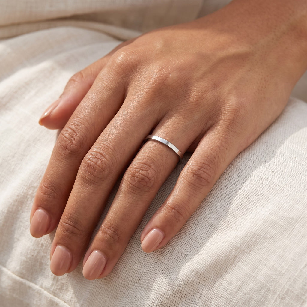 Anillo Argolla fina plateado puesto