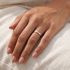 Anillo Argolla fina plateado puesto