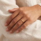 Anillo Argolla fina dorado puesto