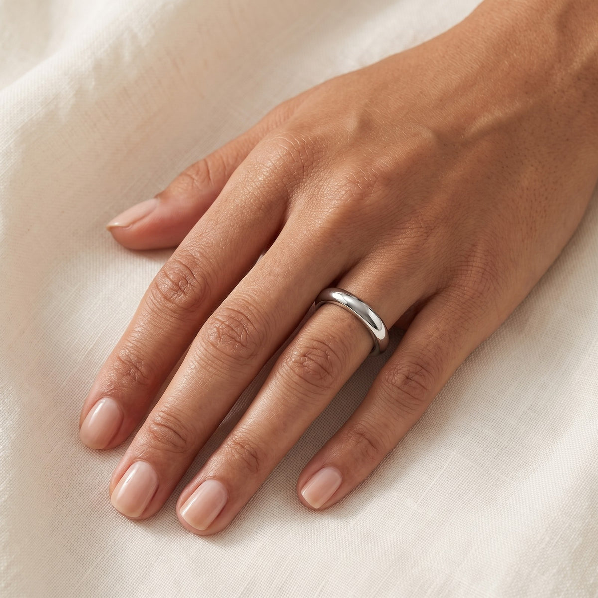 Anillo Argolla gruesa plateado puesto