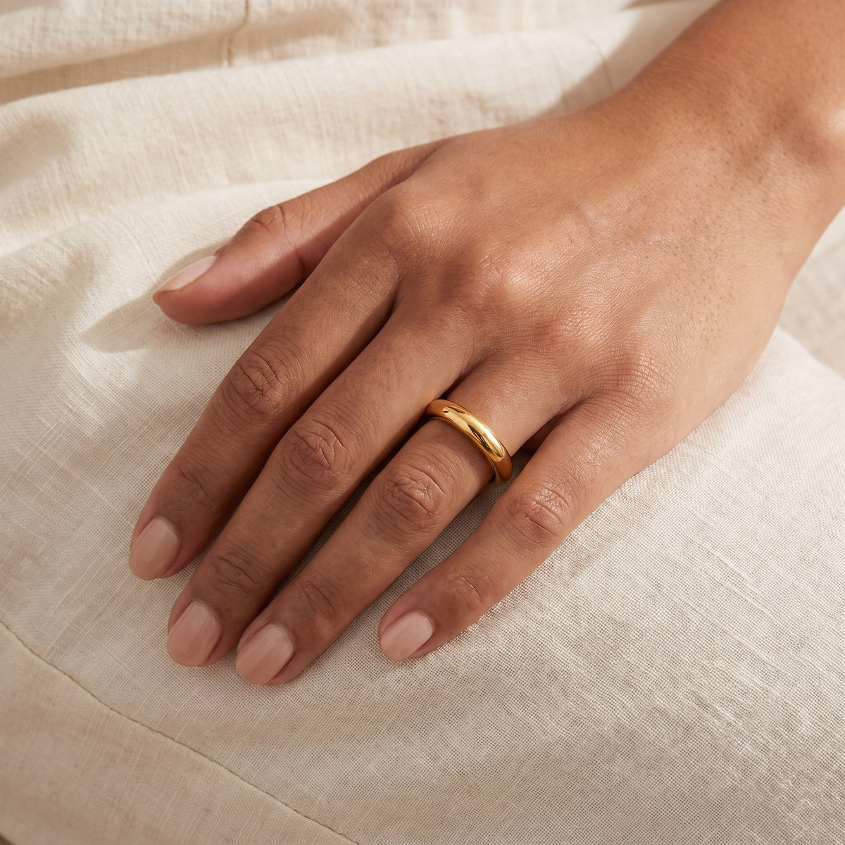 Anillo Argolla gruesa dorado puesto