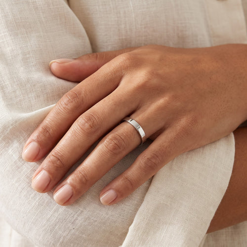 Anillo Argolla lisa plateado puesto