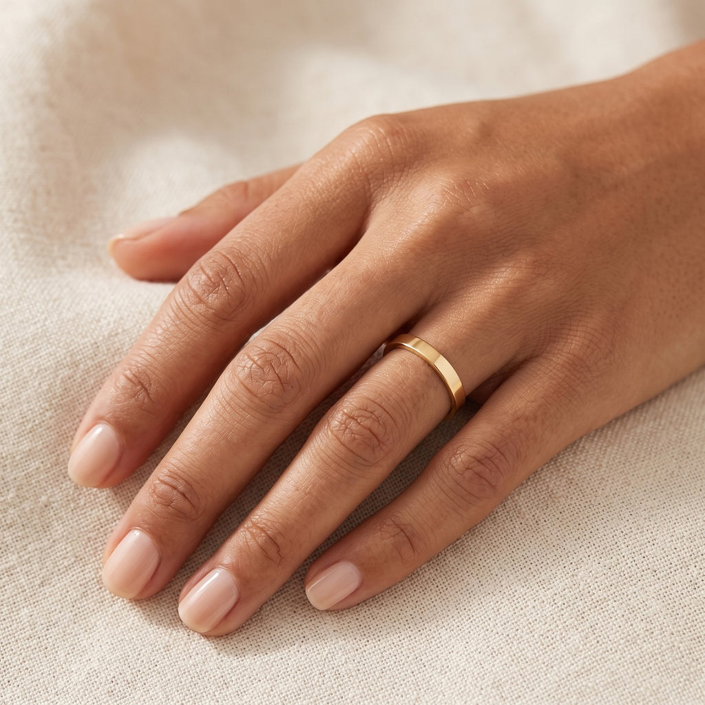 Anillo Argolla lisa dorado puesto