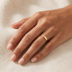 Anillo Argolla lisa dorado puesto