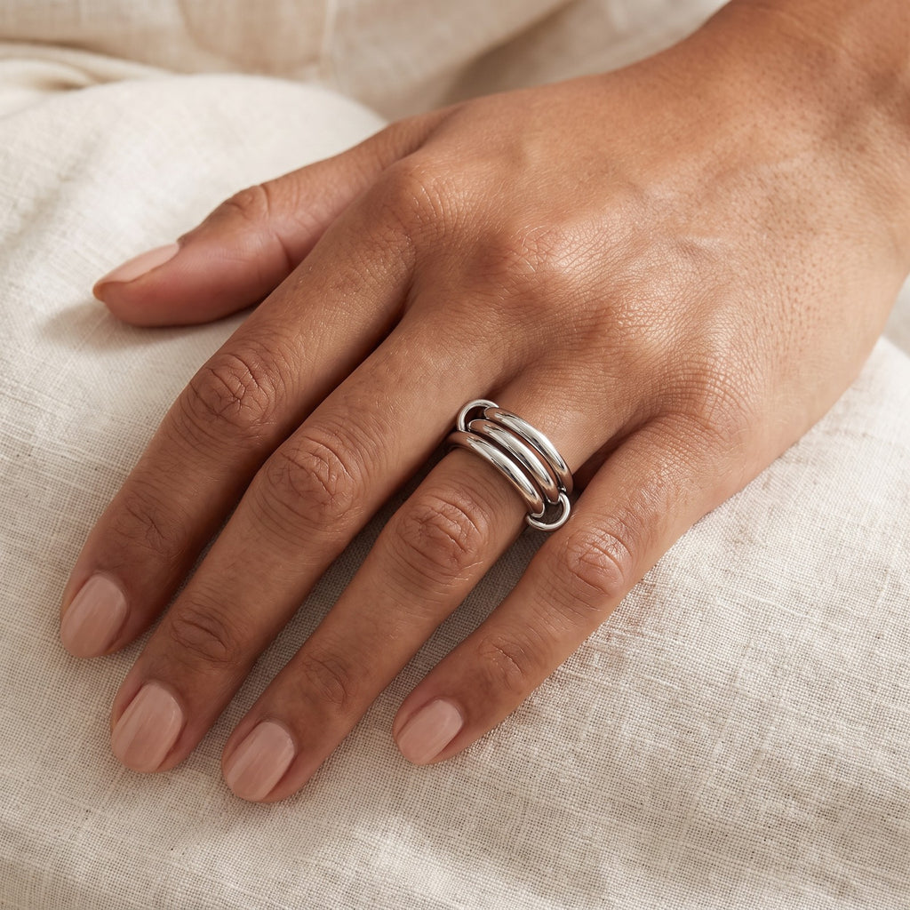 Anillo Aros entrelazados plateado puesto