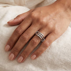 Anillo Aros entrelazados plateado puesto