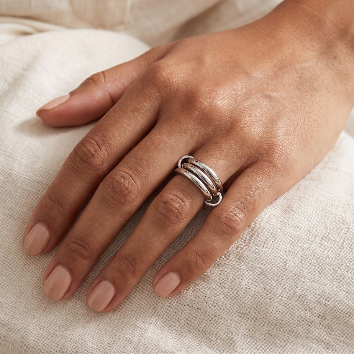 Anillo Aros entrelazados plateado puesto