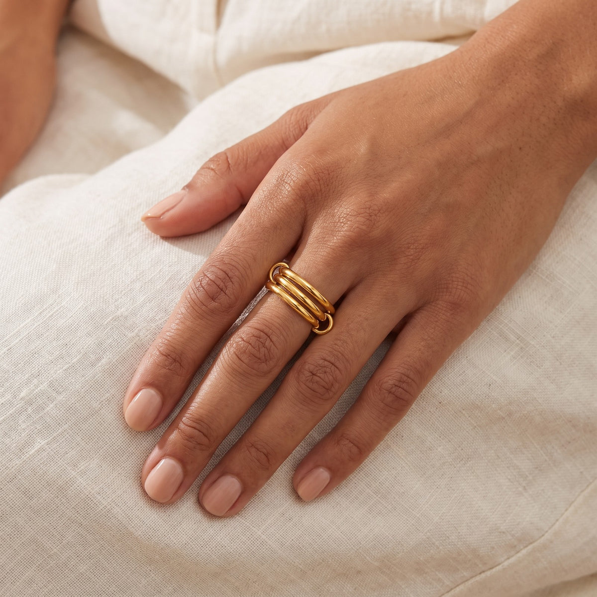 Anillo Aros entrelazados dorado puesto