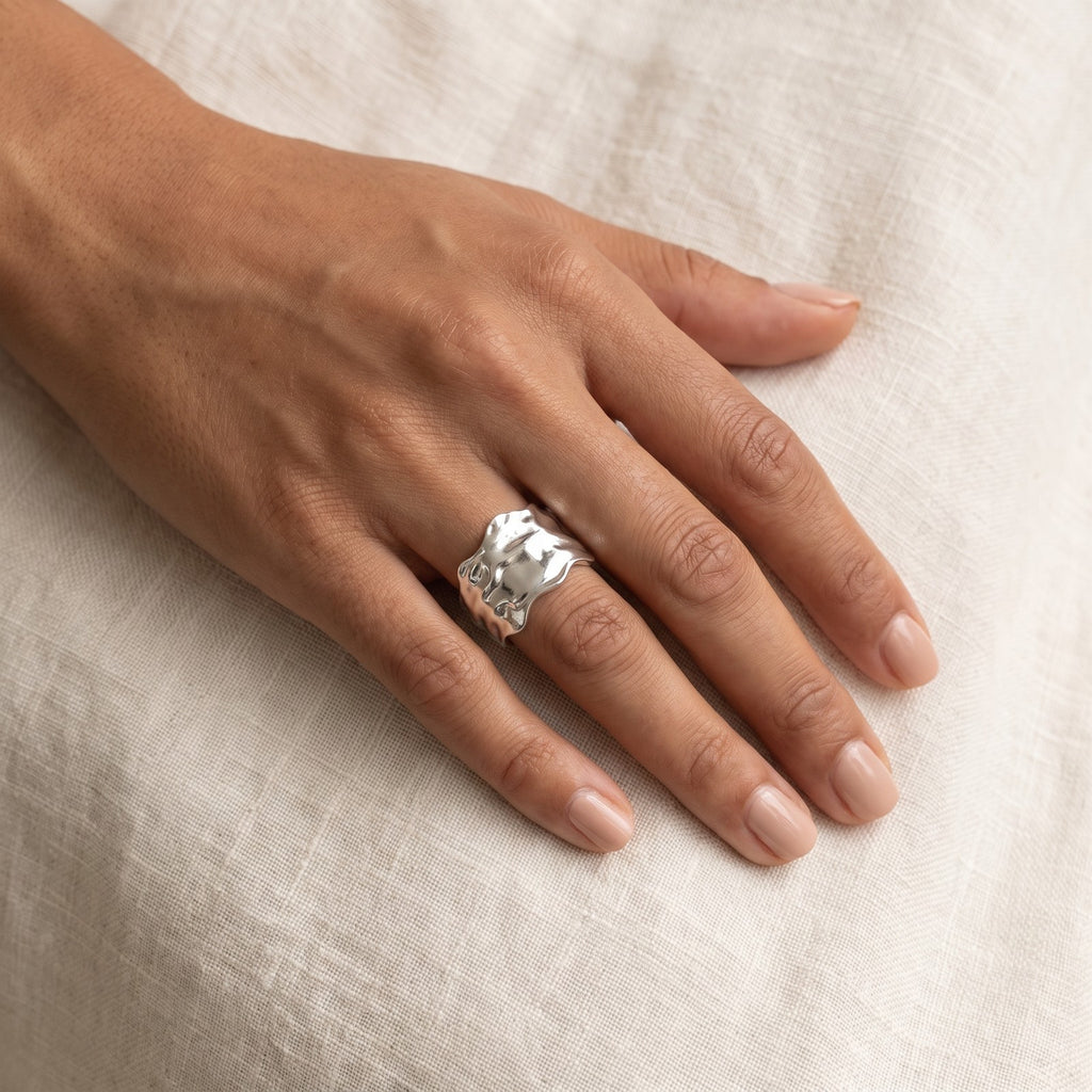 Anillo Arrugado plateado puesto