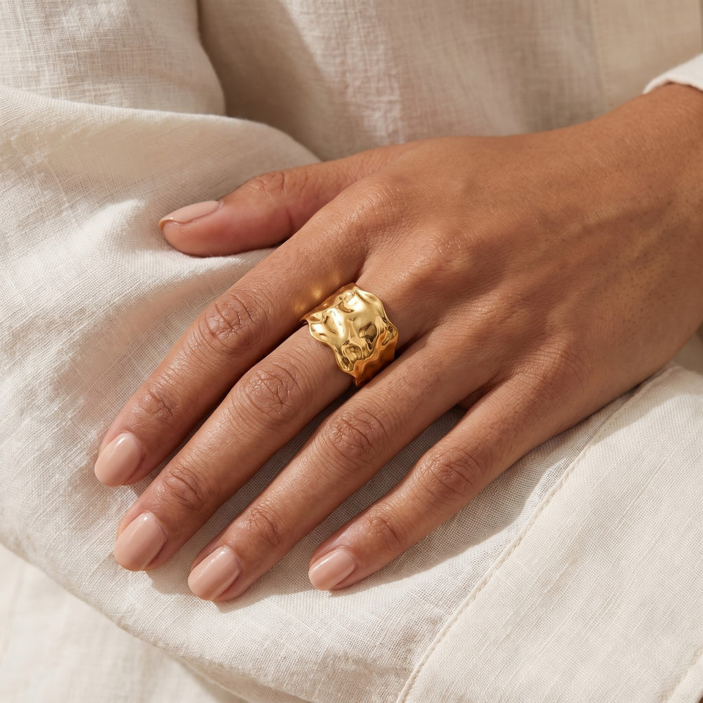 Anillo Arrugado dorado puesto