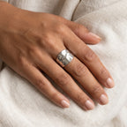 Anillo Banda ancha lisa plateado puesto