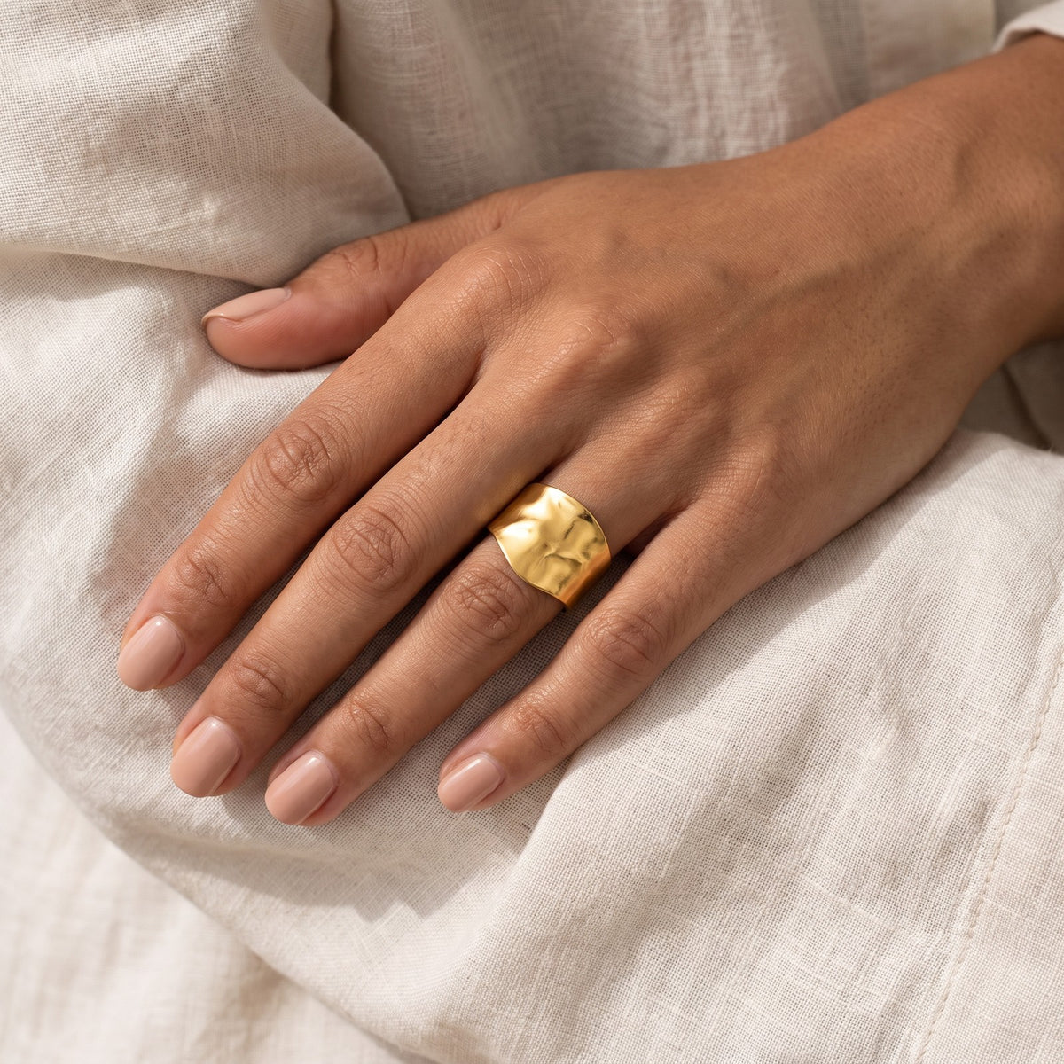 Anillo Banda ancha lisa dorado puesto