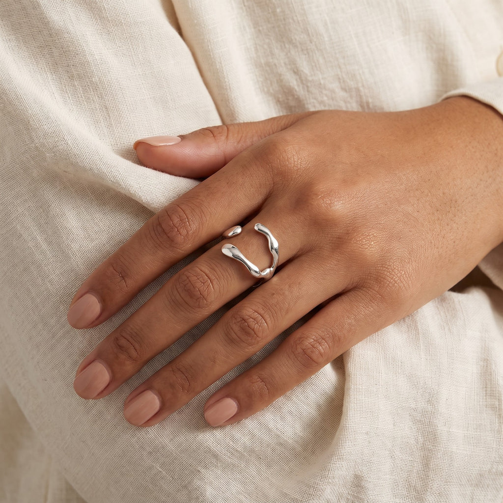 Anillo Banda fundida plateado puesto
