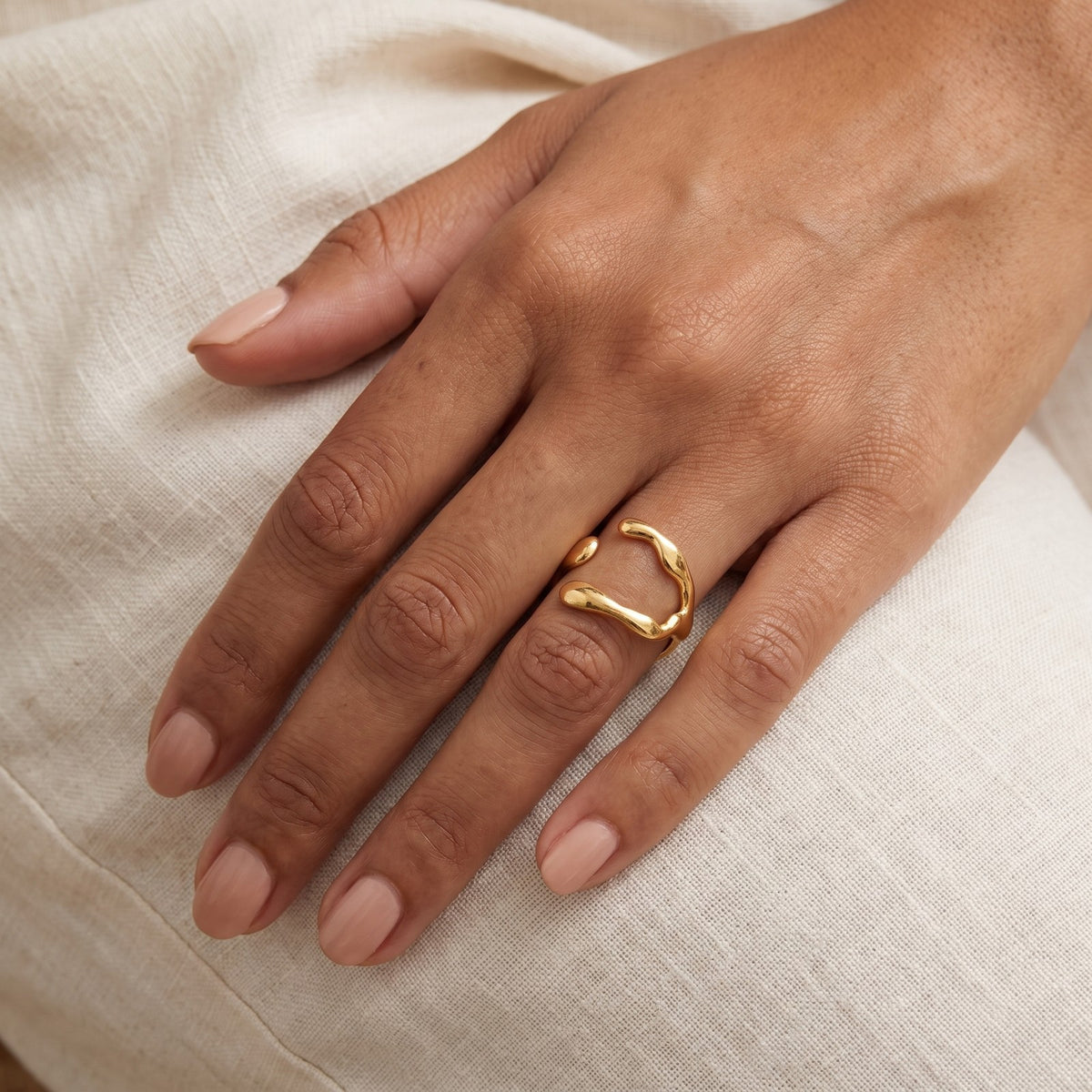 Anillo Banda fundida dorado puesto