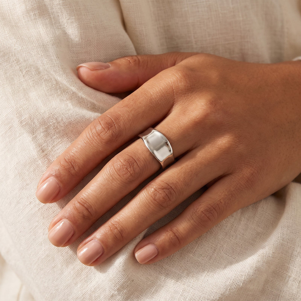 Anillo Banda lisa ancha plateado puesto