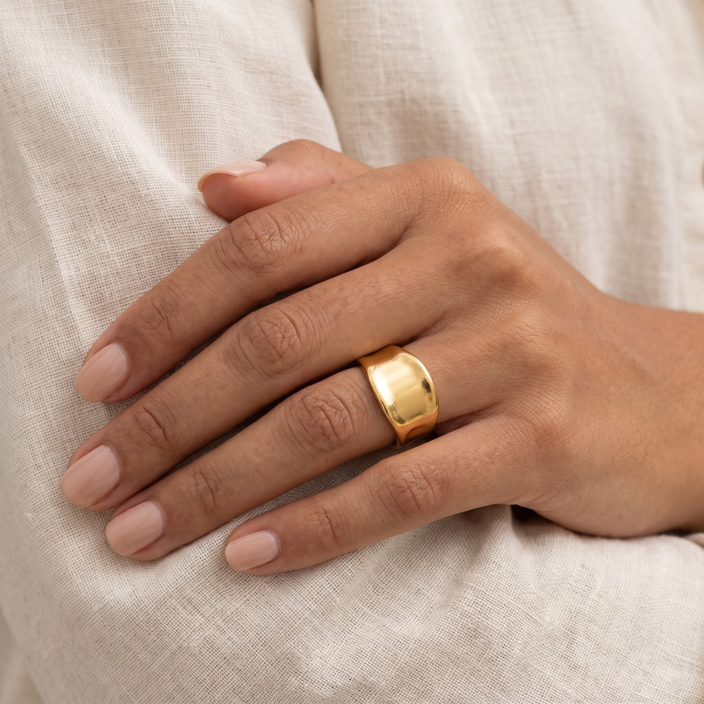 Anillo Banda lisa ancha dorado puesto