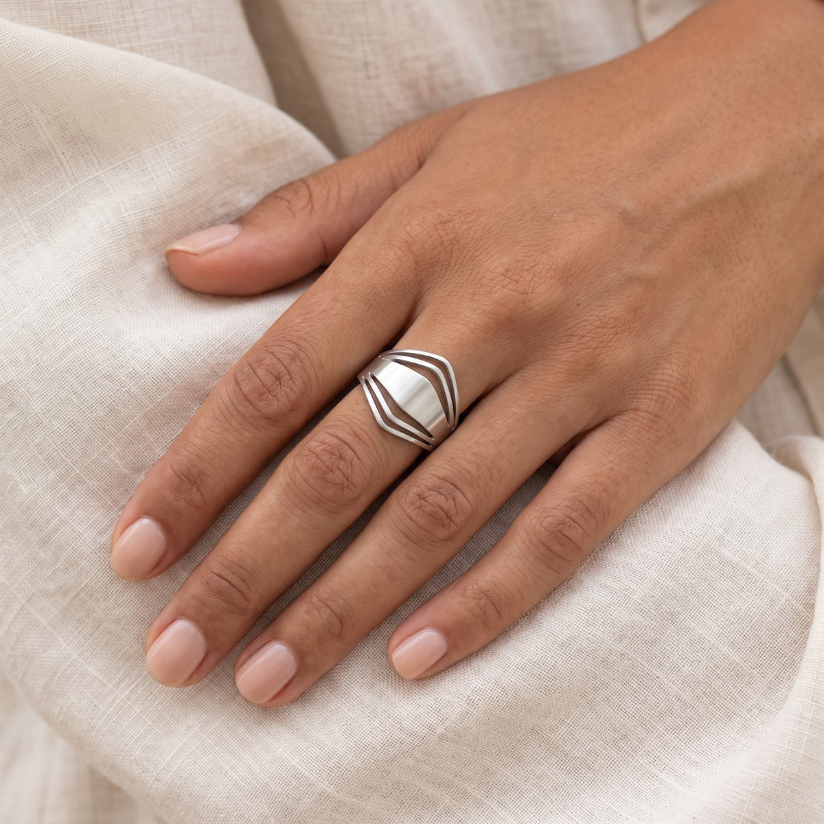 Anillo Banda ondulada plateado puesto