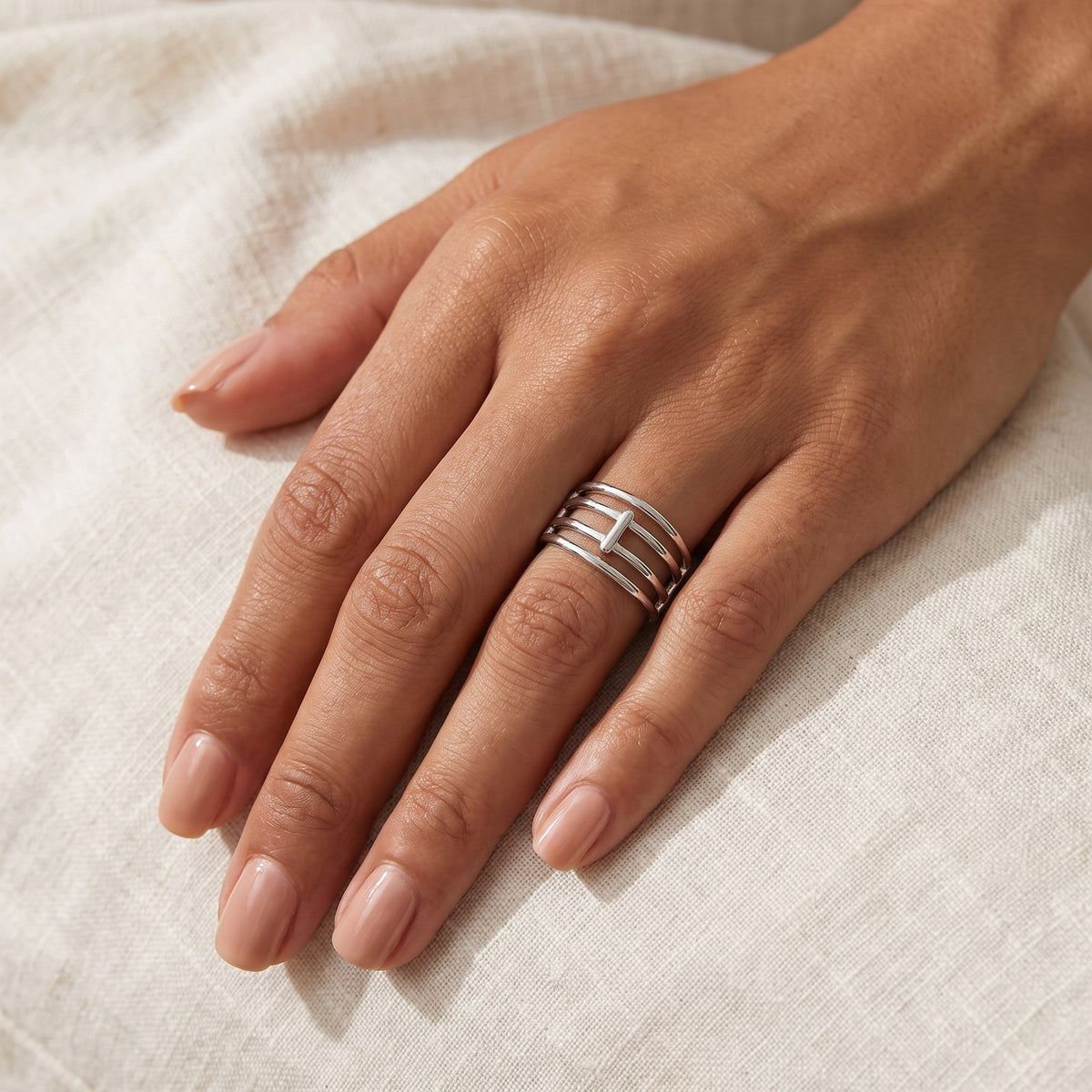 Anillo Barras y líneas plateado puesto