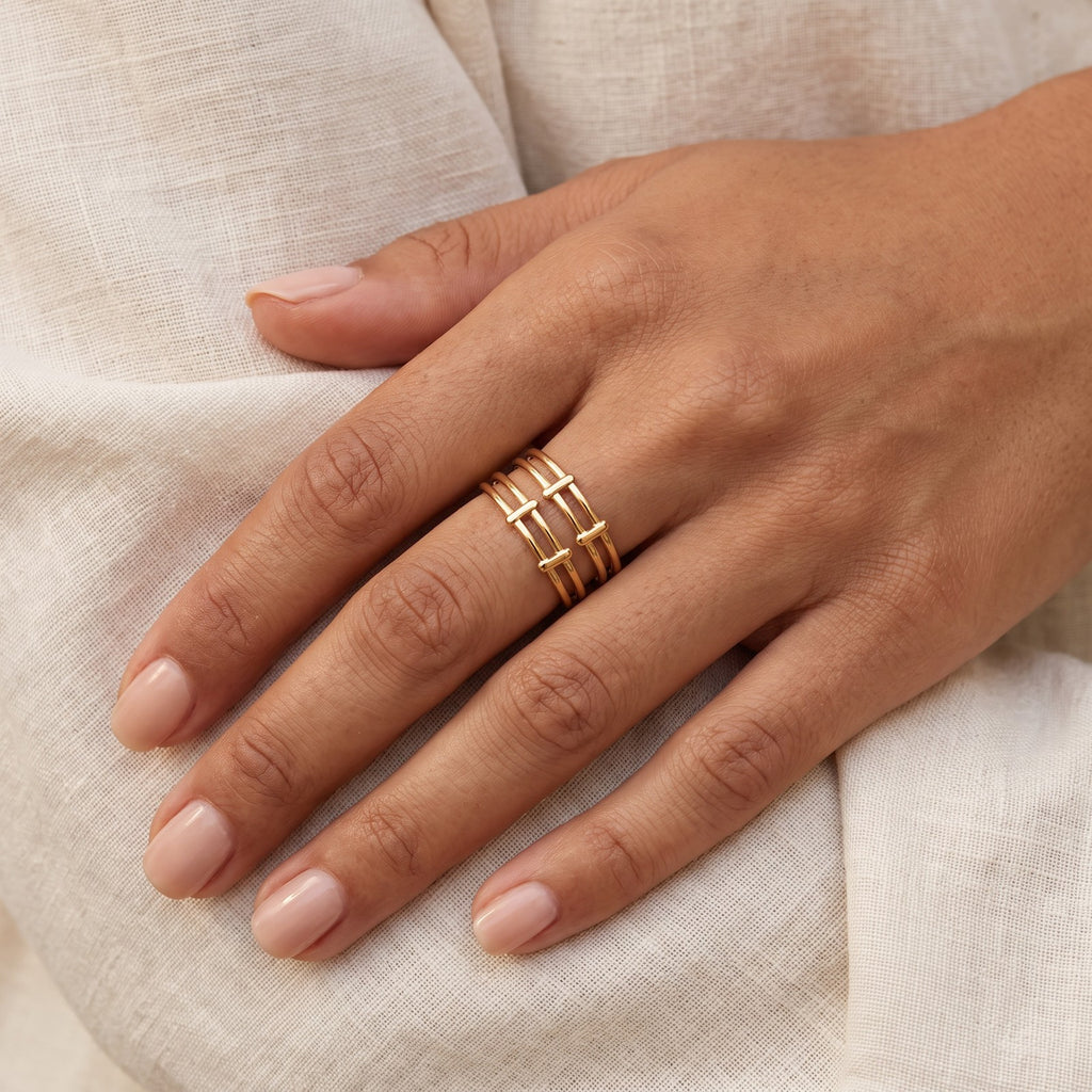 Anillo Barras y líneas dorado puesto