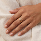 Anillo Barras y líneas dorado puesto