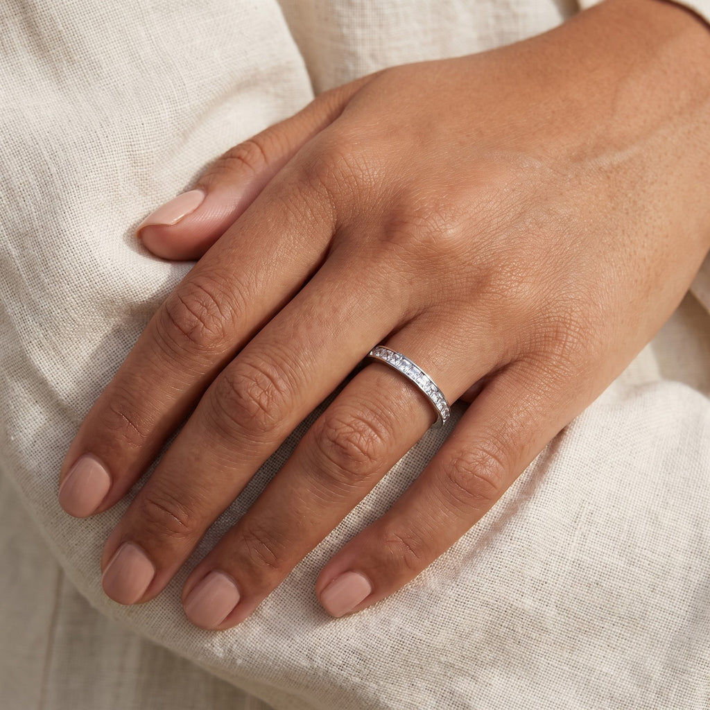 Anillo Brillos plateado puesto